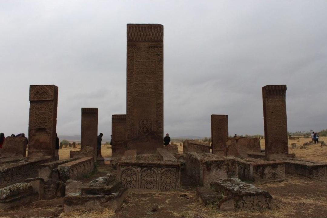 Yy&uuml; &Ouml;ğrenci Konseyinden Sel&ccedil;uklu Mezarlığına Ziyaret