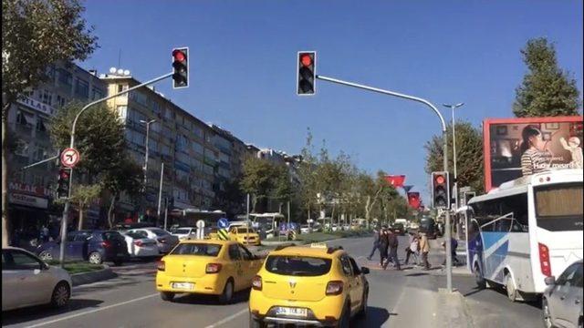 (özel Haber) Kırmızı Işıkta Geçen Sürücünün İddiasını Böyle Ortaya Çıkarttı