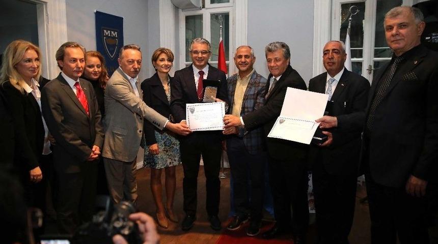 Başkan Akpınar&rsquo;a &lsquo;cumhuriyet &Uuml;st&uuml;n Hizmet &Ouml;d&uuml;l&uuml;&rsquo;