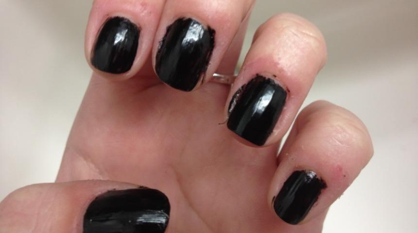 Koyu Renk Ojeleri Ellerimize Bulaştırmadan Silmenin Bir Yolu Var