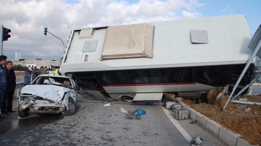 Otomobil İle İş&ccedil;i Servisi &Ccedil;arpıştı: 9 Yaralı