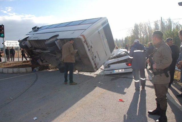 Otomobil İle İşçi Servisi Çarpıştı: 9 Yaralı