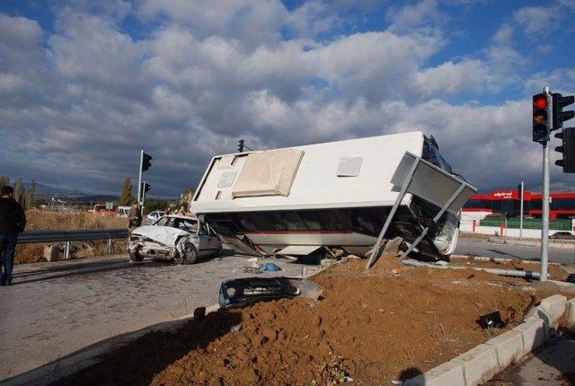 Otomobil İle İşçi Servisi Çarpıştı: 9 Yaralı