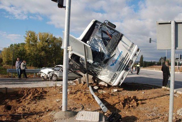 Otomobil İle İşçi Servisi Çarpıştı: 9 Yaralı