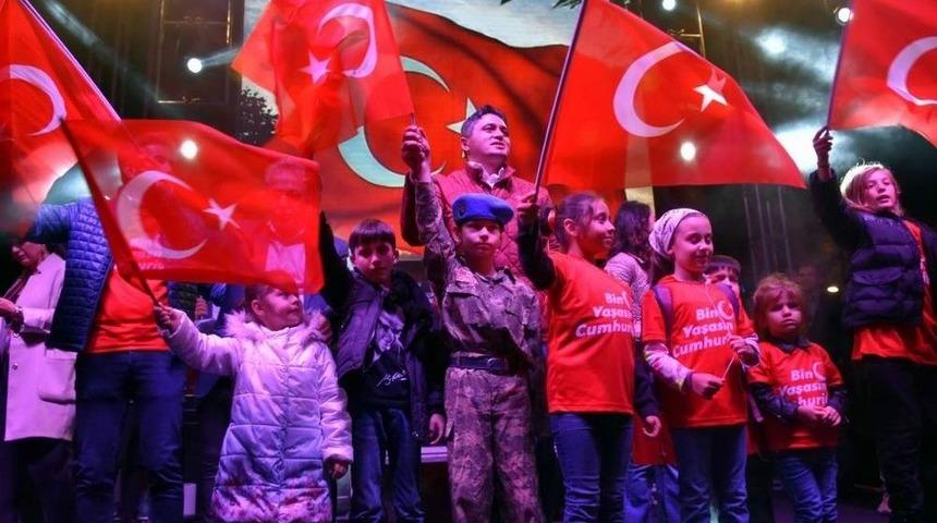 Aliağa&rsquo;da Cumhuriyet Kutlamalarına On Binler Katıldı