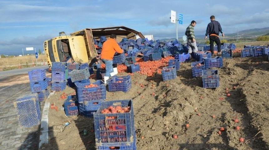 Domates Y&uuml;kl&uuml; Kamyon Devrildi