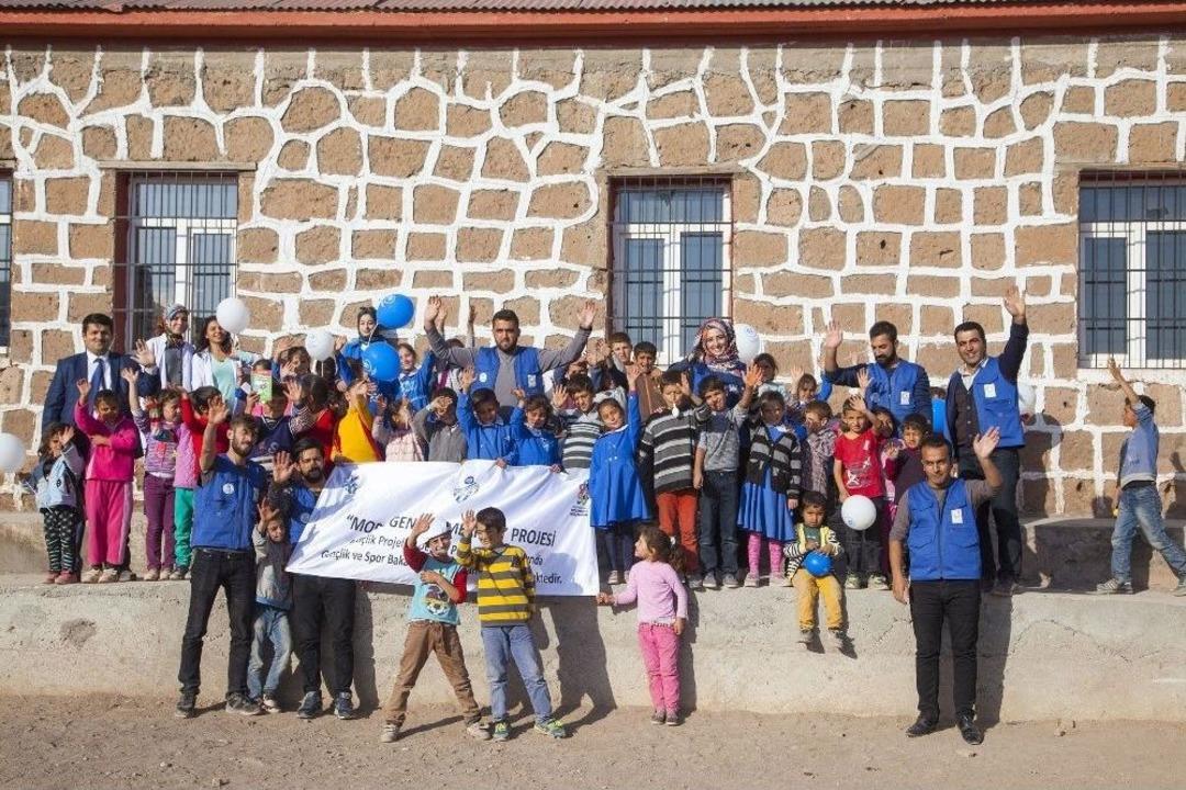 K&ouml;y K&ouml;y Gezerek &Ccedil;ocukları Yeni Oyunlarla Tanıştırıyorlar