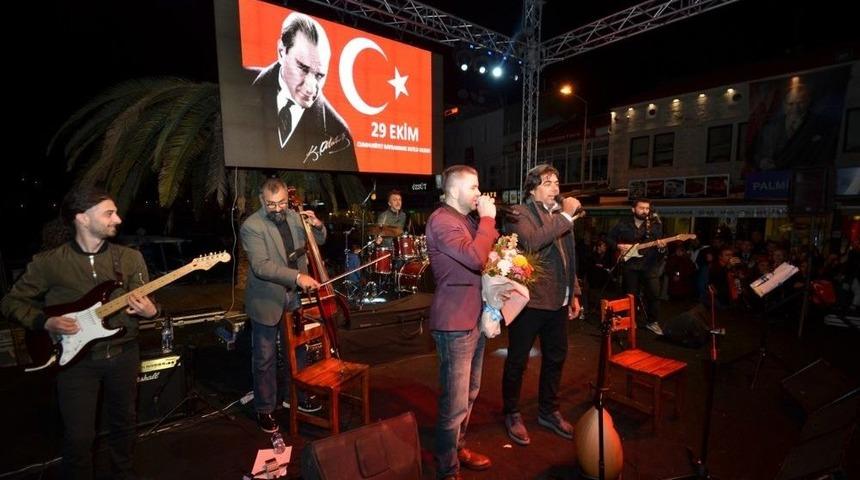 Cumhuriyet Sevgisi Fo&ccedil;a&rsquo;da Y&uuml;rekleri Isıttı