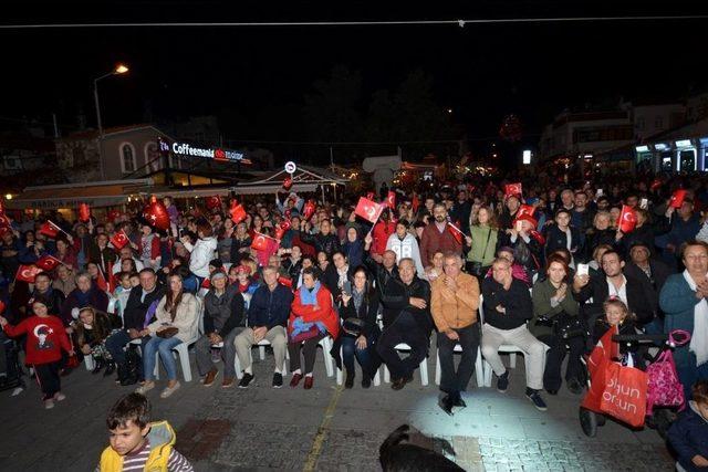 Cumhuriyet Sevgisi Foça’da Yürekleri Isıttı