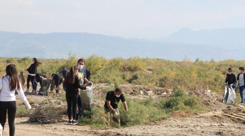 &Uuml;niversiteli Gen&ccedil;ler Ser&ccedil;in Ekoturizm Merkezinde &Ccedil;evre Temizliği Yaptı