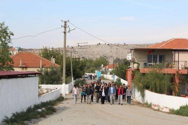 Üniversiteli Gençler Serçin Ekoturizm Merkezinde Çevre Temizliği Yaptı