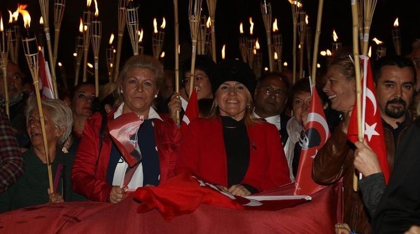 Urla&rsquo;da Cumhuriyet Sevgisi Sokaklara Taştı