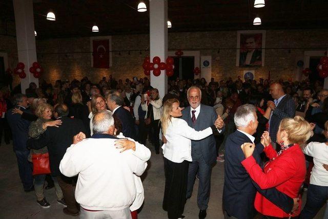 Urla’da Cumhuriyet Sevgisi Sokaklara Taştı