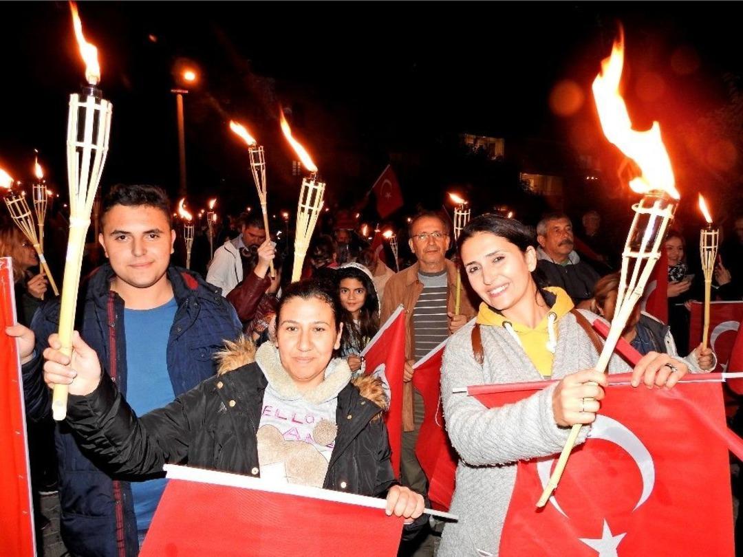 &Ccedil;eşme Sokaklarından Cumhuriyet Seli Aktı