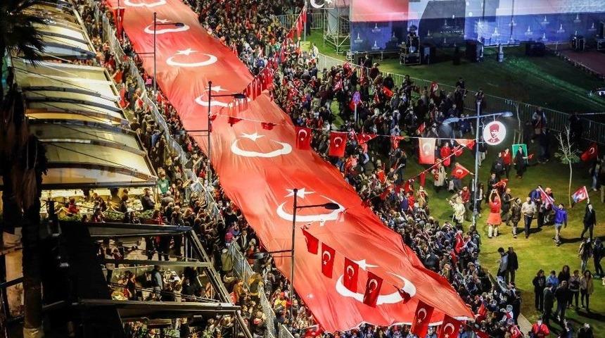 350 Metrelik T&uuml;rk Bayrağını Kutsal Emanet Gibi Taşıdılar