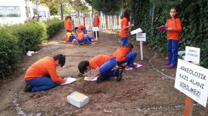 İhlas Koleji &Ouml;ğrencilerinden Arkeolojik Kazı &Ccedil;alışması