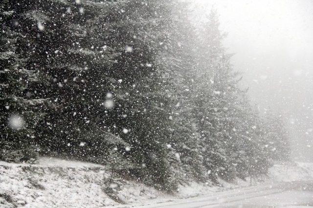 Bolu’da Kar Yaşı Başladı