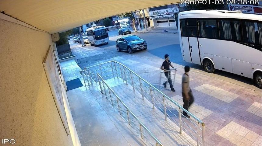 Korkulukları &Ccedil;alan Hırsızlar Kameraya Yakalandı