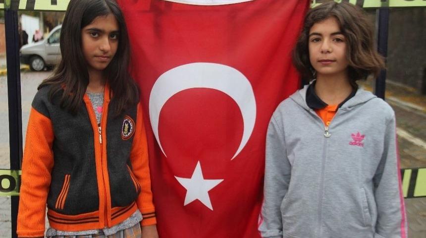 Bayrağı &Ouml;perken G&ouml;r&uuml;nt&uuml;lenen &Ccedil;ocuklar, İha&rsquo;ya Konuştu