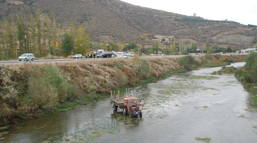 Kamyonun Çarptığı Traktör, Yeşilırmak’a Uçtu: 1 Yaralı