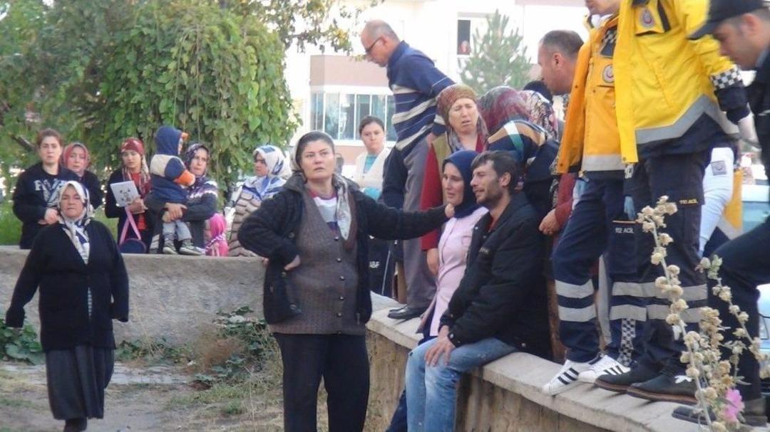 Evleri Yanan &Ccedil;ift Yangını &Ccedil;aresiz Bakışlarla İzledi