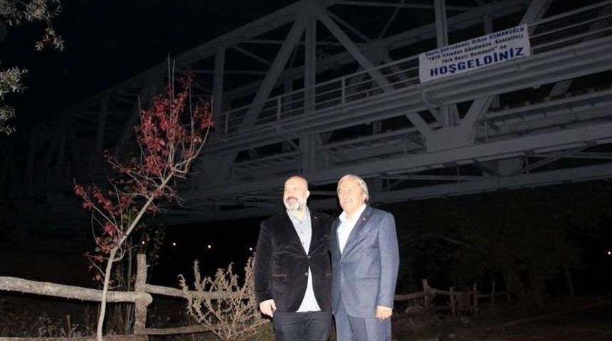 Dedesinin Yaptırdığı Tren K&ouml;pr&uuml;s&uuml; Altında Karşılandı