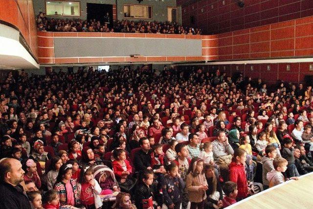 Pamuk Prenses Sahnelendi