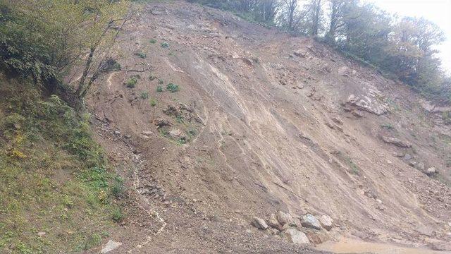 Gümeli’de Heyelan Nedeniyle Yol Trafiğe Kapatıldı