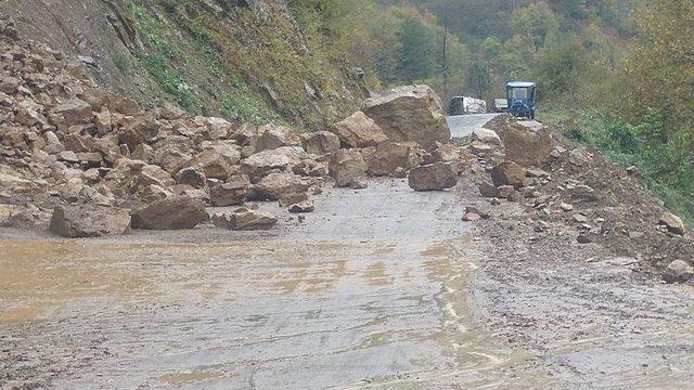 Gümeli’de Heyelan Nedeniyle Yol Trafiğe Kapatıldı