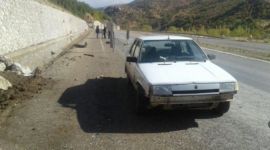 Otomobil İstinat Duvarına &Ccedil;arptı