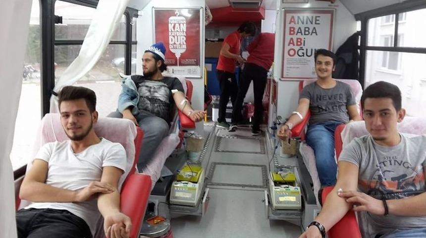 &Uuml;niversiteliler Kan Verdi