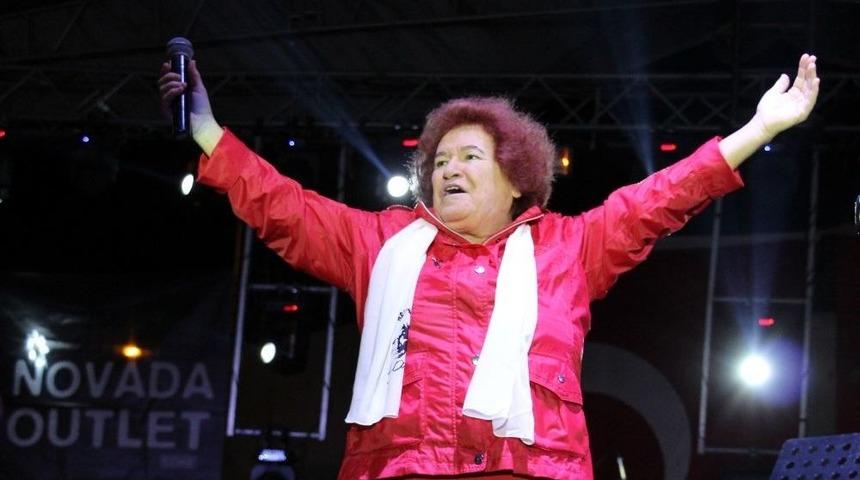 Cumhuriyet Bayramında Selda Bağcan S&ouml;ke&rsquo;yi Salladı