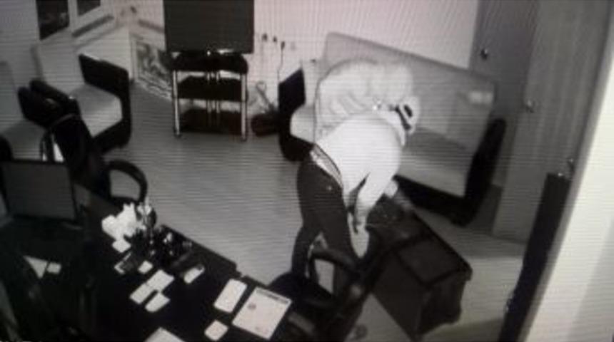 Hırsızlar G&uuml;velik G&ouml;revlisini Etkisiz Hale Getirdiler Kasayı Soydular