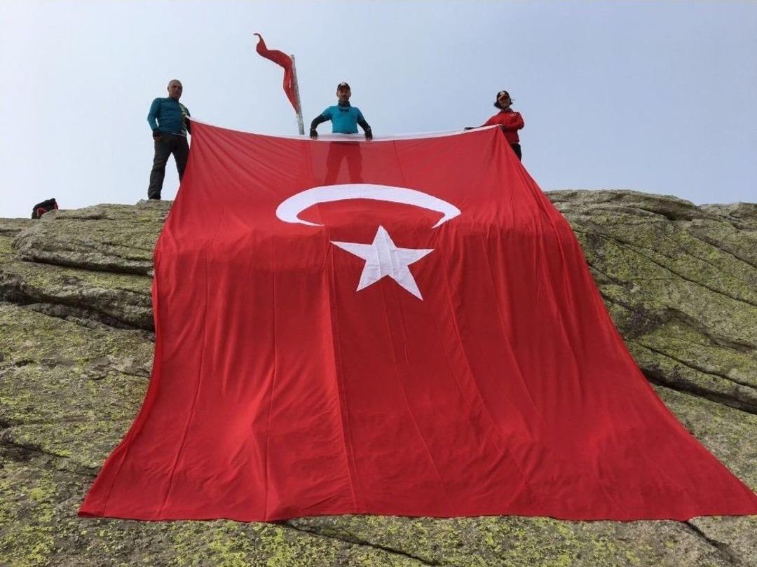 Zirvede T&uuml;rk Bayrağını Dalgalandırdılar