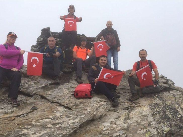 Zirvede Türk Bayrağını Dalgalandırdılar G2