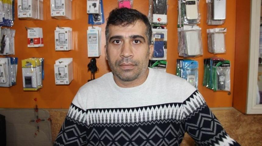 Kaşla G&ouml;z Arasında Tezgahın Altından Telefonu &Ccedil;aldı