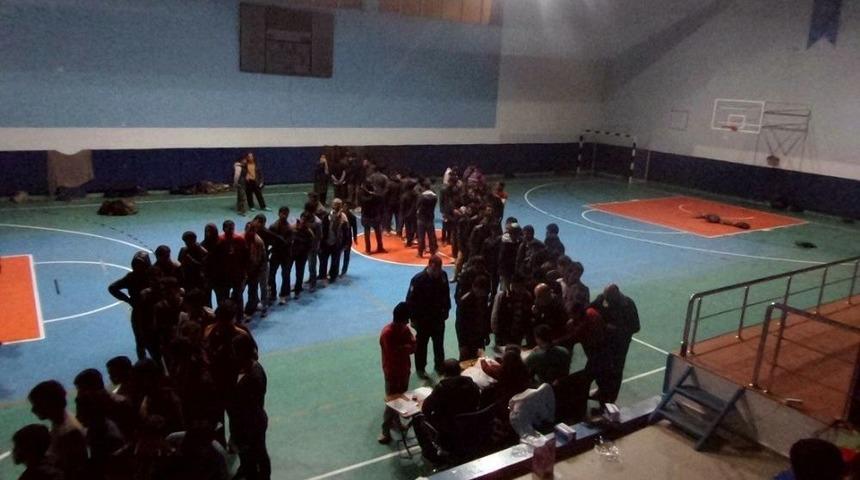 Tosya&rsquo;da Yakalan G&ouml;&ccedil;menler Spor Salonunda Tutuluyor