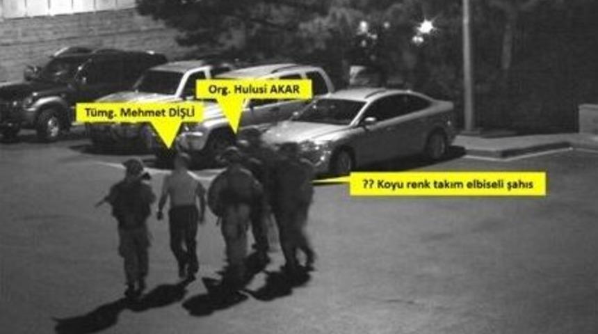 Akıncı &Uuml;ss&uuml;&rsquo;ne G&ouml;t&uuml;r&uuml;len Akar&rsquo;ın Yanındaki "koyu Renk Takım Elbiseli Şahıs" Muamması