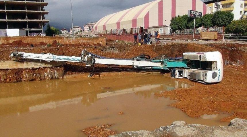 Devrilen İş Makinesindeki Operat&ouml;r&uuml;n Kurtarılması Saniye Saniye G&ouml;r&uuml;nt&uuml;lendi