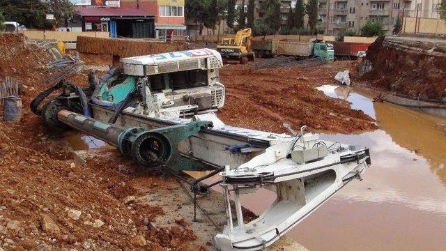 Devrilen İş Makinesindeki Operatörün Kurtarılması Saniye Saniye Görüntülendi