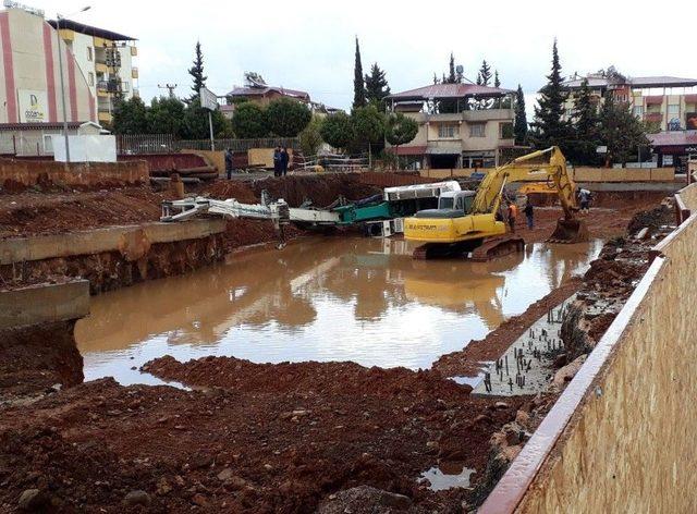 Devrilen İş Makinesindeki Operatörün Kurtarılması Saniye Saniye Görüntülendi