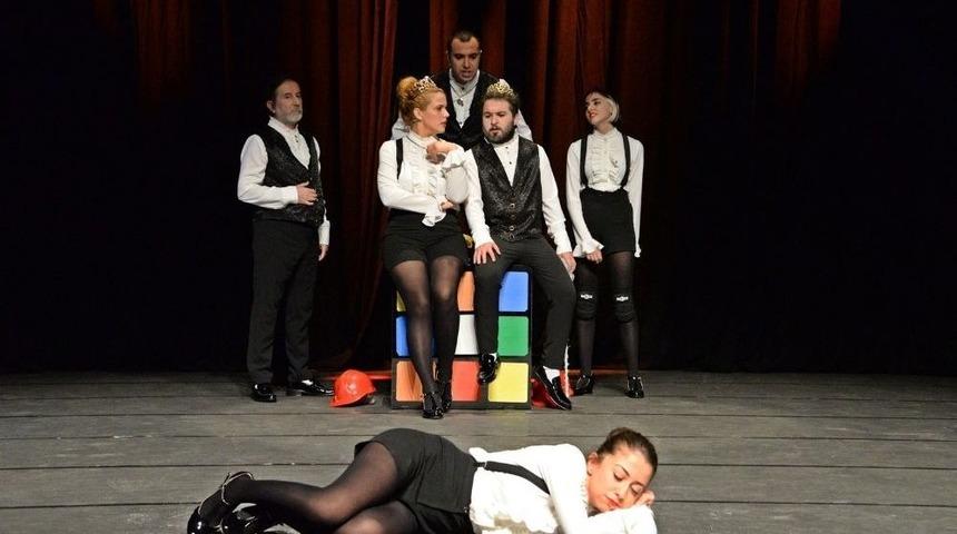 Bergama Şehir Tiyatrosu Perdeyi A&ccedil;tı