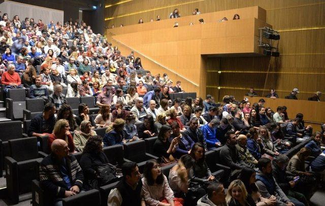 Bergama Şehir Tiyatrosu Perdeyi Açtı