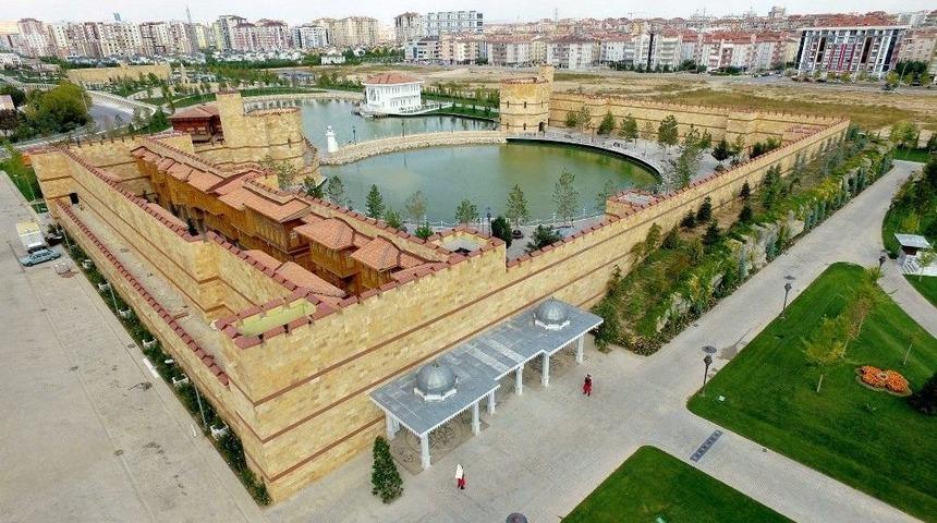 Konya&rsquo;da Eserin "kalehan-ecdat Bah&ccedil;esi" Oldu