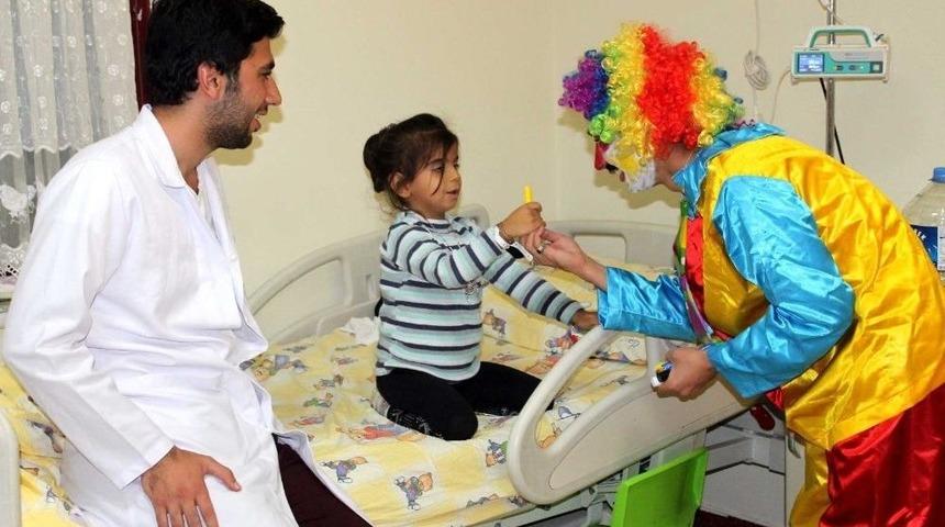 &Uuml;niversite &Ouml;ğrencileri Tedavi G&ouml;ren &Ccedil;ocukları Eğlendirdi