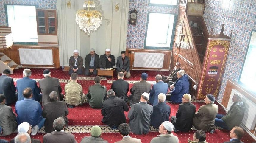 &Ccedil;i&ccedil;ekli Şehitleri Mezarları Başında Dualarla Anıldı