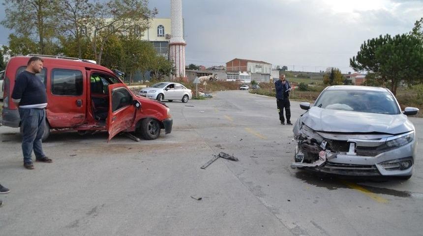 Otomobil İle Kamyonet &Ccedil;arpıştı: 2 Yaralı