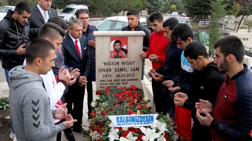 Dünya Şampiyonu Mezarı Başında Anıldı