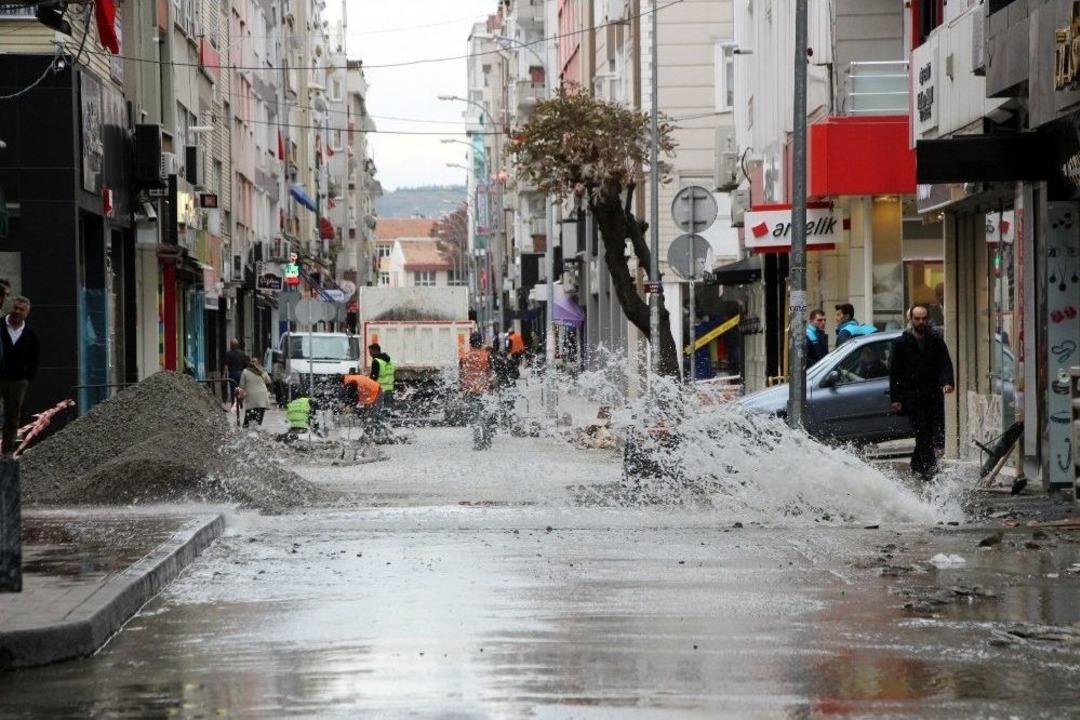 Patlayan Su Borusu Caddeleri Su Altında Bıraktı