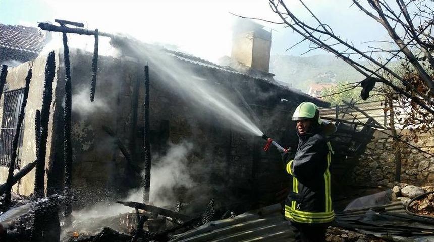 Yaşlı Kadının Evi Yangın Nedeniyle Kullanılamaz Hale Geldi